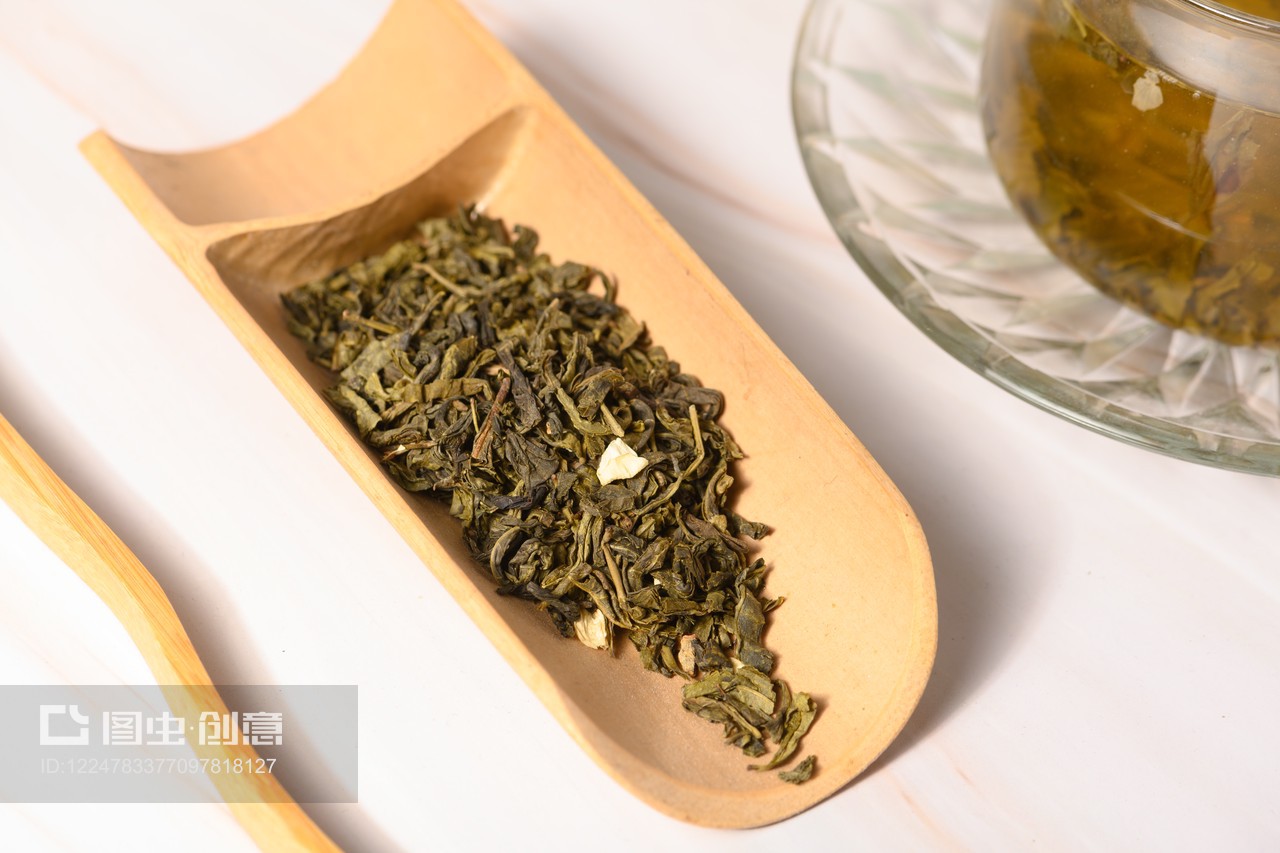 靜置的芬芳 桌面瓷盤(pán)中的茉莉綠茶